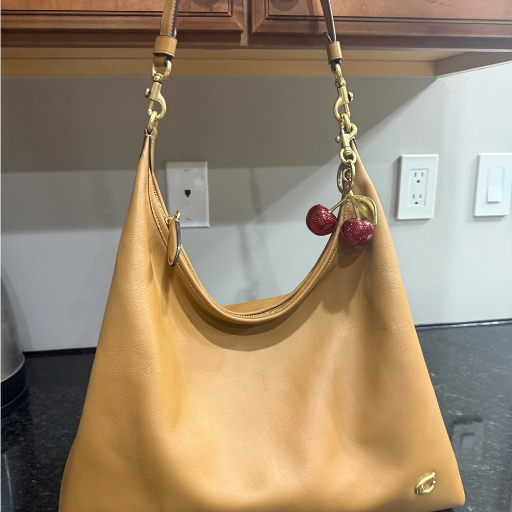 Chic Tan Leather Shoulder Bag - Picture 2 of 3